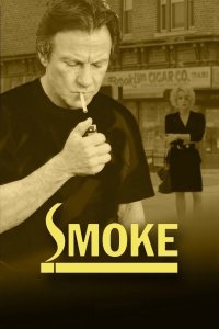 Filmplakat „Smoke“ in Sepiatönen: Ein Mann zündet sich vor einem Zigarrenladen eine Zigarette an, im Hintergrund geht eine Frau vorbei.