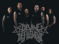 Devine Defilement (IS): Sechs tätowierte Bandmitglieder in schwarzer Kleidung stehen vor dunklem Hintergrund, darüber das Logo der Band „Devine Defilement“.