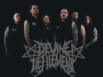 Devine Defilement (IS): Sechs tätowierte Bandmitglieder in schwarzer Kleidung stehen vor dunklem Hintergrund, darüber das Logo der Band „Devine Defilement“.