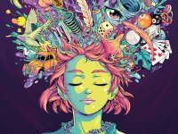 Surreale bunte Illustration einer Person mit geschlossenen Augen, aus deren Haaren zahlreiche Objekte wie Ente, Auto, Billardkugeln, Spielkarten und Würfel hervorsprudeln.