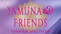 Schriftzug „Yamuna & Friends – oriental and more“ in Pink vor einem goldenen Mandala-Muster auf violettem Hintergrund.