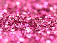 Nahaufnahme von glitzerndem pinkfarbenem Glitzerpartikeln mit funkelnden Lichtreflexen.