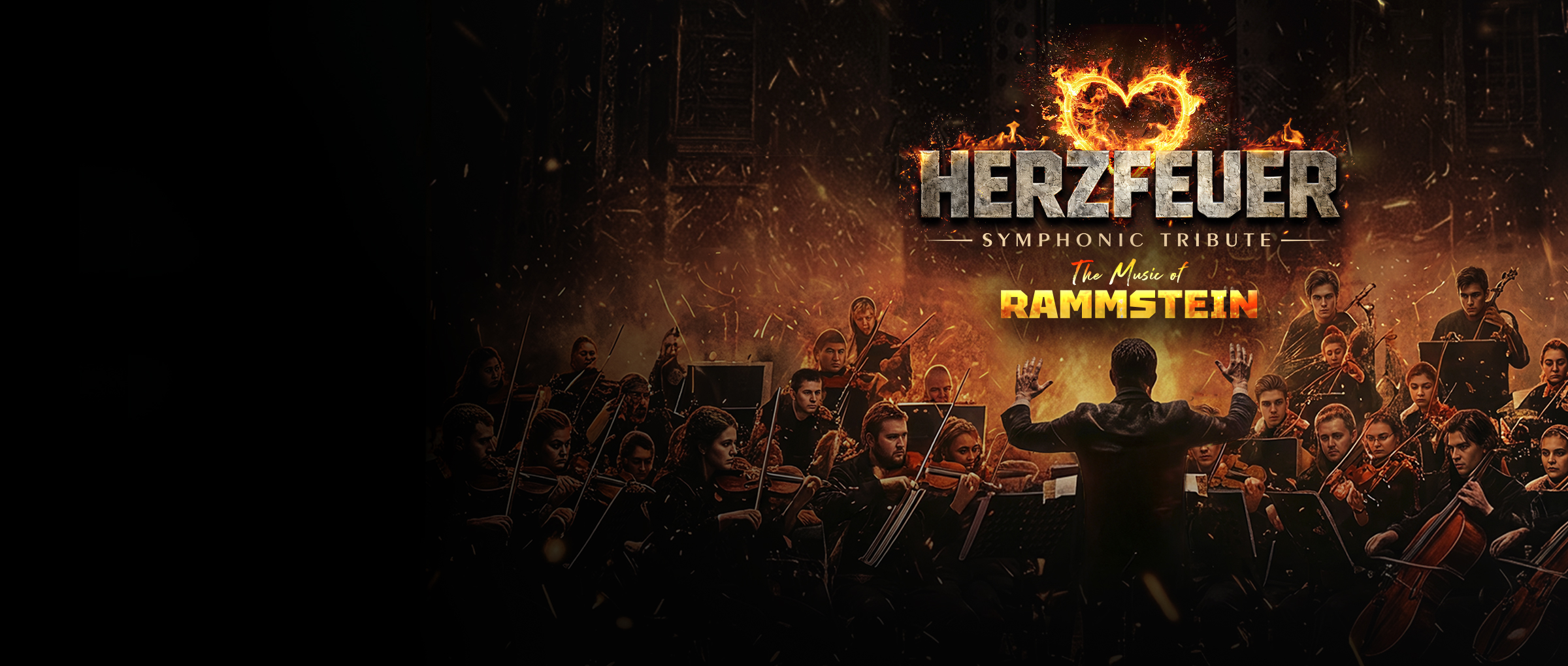 Ein Orchester spielt vor Feuer und Funken, dirigiert von einer Person, mit dem Schriftzug „Herzfeuer – Symphonic Tribute – The Music of Rammstein“ und einem brennenden Herz darüber.