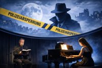 Ein Mann liest an einem Mikrofon aus einem Buch vor, während eine Frau am Flügel spielt, im Hintergrund eine Bühnenprojektion mit Detektiv-Motiv und Polizeiabsperrband.