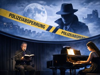 Ein Mann liest an einem Mikrofon aus einem Buch vor, während eine Frau am Flügel spielt, im Hintergrund eine Bühnenprojektion mit Detektiv-Motiv und Polizeiabsperrband.