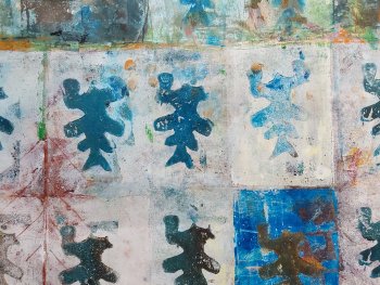 Abstraktes Kunstwerk mit rasterartig angeordneten blattähnlichen Motiven in Blau- und Grüntönen auf gemalter Fläche.