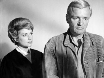 Copyright: Filmverleih
Schwarz-Weiß-Porträt einer Frau und eines Mannes mit ernstem Gesichtsausdruck, im Hintergrund eine schlichte helle Wand.