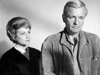 Copyright: Filmverleih Schwarz-Weiß-Porträt einer Frau und eines Mannes mit ernstem Gesichtsausdruck, im Hintergrund eine schlichte helle Wand.