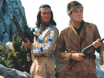 Copyright: Filmverleih
Zwei Männer in traditioneller Lederkleidung stehen mit Gewehren in einer felsigen Landschaft.
