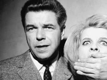 Copyright: Filmverleih
Schwarz-Weiß-Porträt eines Mannes und einer erschrocken blickenden Frau, der eine Hand den Mund zuhält.