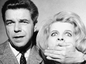 Copyright: Filmverleih Schwarz-Weiß-Porträt eines Mannes und einer erschrocken blickenden Frau, der eine Hand den Mund zuhält.