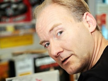 Copyright: Frank Schäfer Frank Schäfer durchsucht in einem Plattenladen ein Regal mit Schallplatten, darunter ein Album von Metallica.