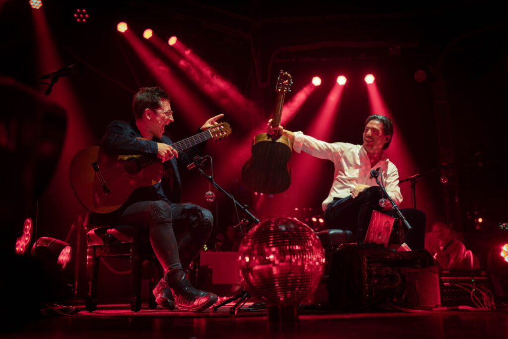 Das Gitarrenduo Café del Mundo auf der Bühne