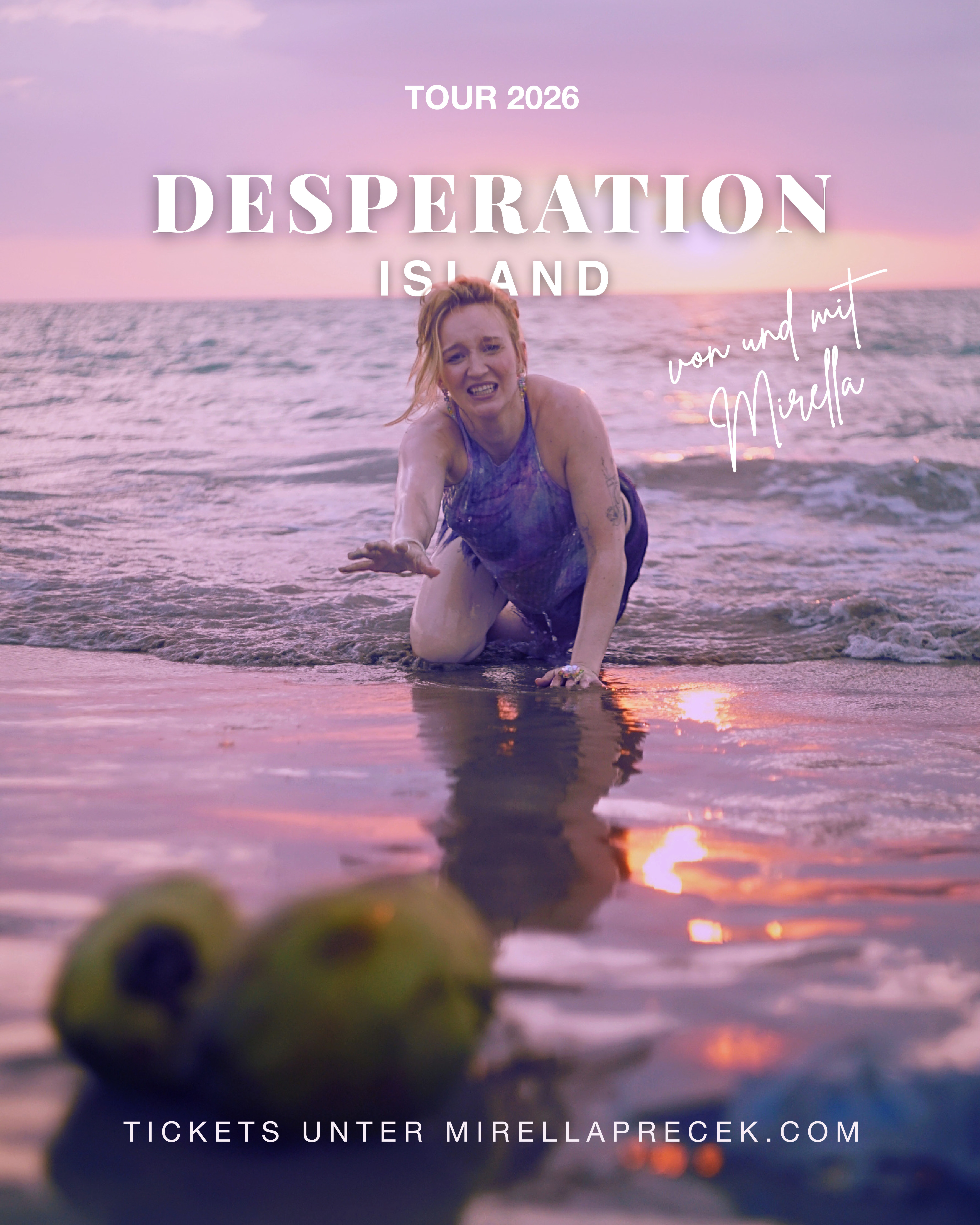 Mirella Precek kommt aus dem Meer gekrochen