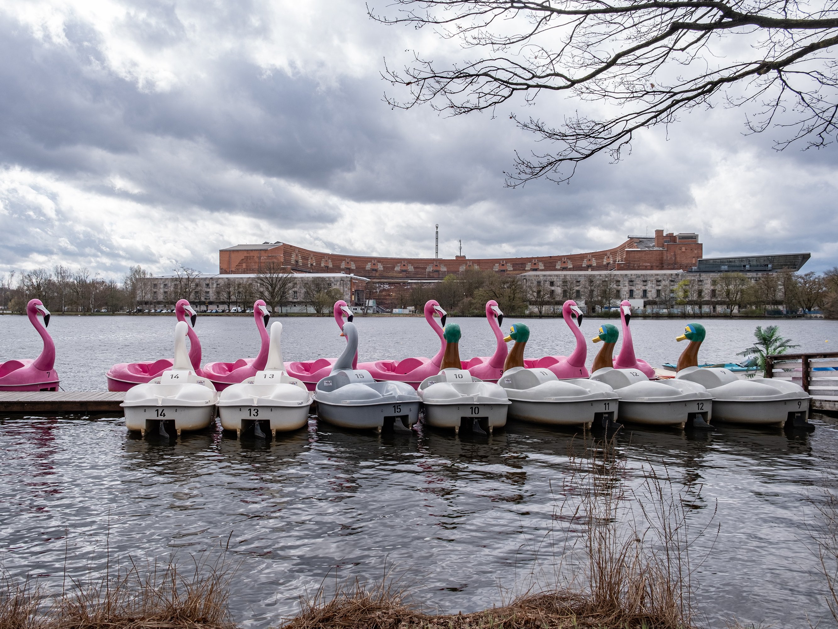 Blick auf die Kongresshalle vom Dutzendteich mit Treetboten