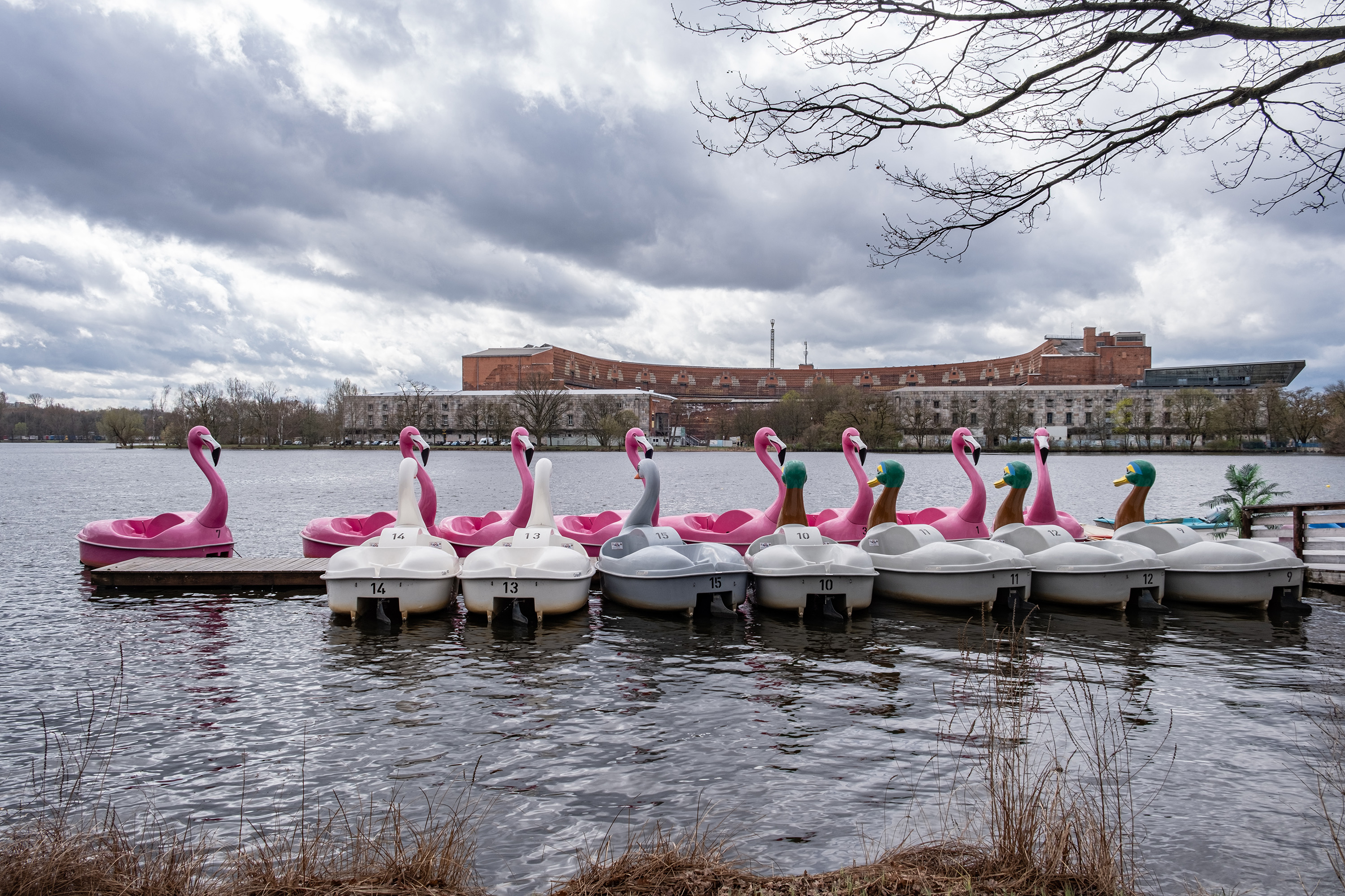 Blick auf die Kongresshalle vom Dutzendteich mit Treetboten