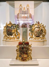 Drei aufwendig verzierte Wappen werden präsentiert.