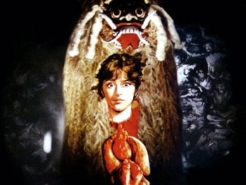 Copyright: Filmverleih Filmplakat „Mystics in Bali“ mit dem Kopf einer Frau über hängenden Innereien vor einer fellartigen Kreatur mit Fangzähnen.