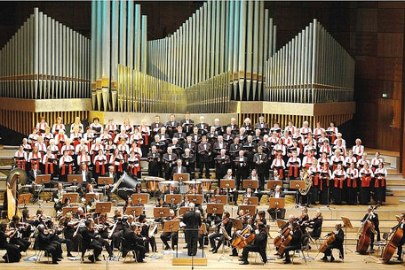 Der Lehrergesangverein mit Orchester auf der Bühne im Großen Saal