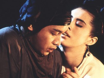 Copyright: Filmverleih Zwei Personen in historischen Kostümen stehen sich in einer intimen, zärtlichen Umarmung mit geschlossenen Augen gegenüber.