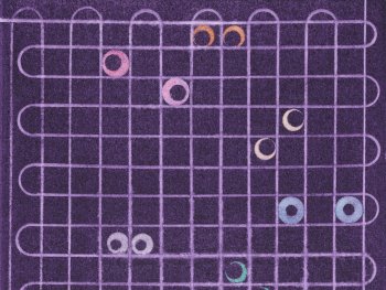 Foto: Foto. Annette Kradisch; © VG Bild-Kunst Bonn, 2026
Abstraktes Aquarell mit einem violetten Gitternetz aus geschwungenen Linien, verziert mit verstreuten kreis- und mondförmigen Formen in verschiedenen Pastellfarben.
