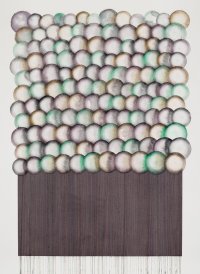 Kunstwerk mit vielen aquarellierten kreisförmigen Formen in Grün-, Beige- und Violetttönen über dunkelbraun auslaufendem Rechteck mit herablaufenden Farbschlieren.