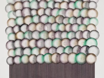 Copyright: Andreas Oehlert, Für D. (13), Detail, 2026, Aquarell auf Papier, 74 x 54 cm; Kunstwerk mit vielen aquarellierten kreisförmigen Formen in Grün-, Beige- und Violetttönen über dunkelbraun auslaufendem Rechteck mit herablaufenden Farbschlieren.