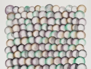Foto: Foto: Lukas Pürmayr; © VG Bild-Kunst Bonn, 2026
Kunstwerk mit vielen aquarellierten kreisförmigen Formen in Grün-, Beige- und Violetttönen über dunkelbraun auslaufendem Rechteck mit herablaufenden Farbschlieren.