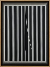 Kunstwerk mit vertikalen schwarz-weißen Streifen, in dessen Mitte eine diagonale Linie den Rhythmus durchbricht.