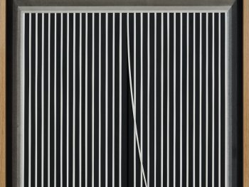 Copyright: Andreas Oehlert, Naht (6), 2023, Aquarell auf Papier, Eichenholz, 76 x 56 x 4,5 cm Kunstwerk mit vertikalen schwarz-weißen Streifen, in dessen Mitte eine diagonale Linie den Rhythmus durchbricht.
