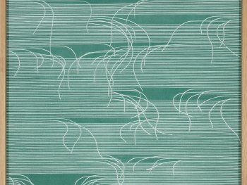 Copyright: Andreas Oehlert, Transit (3), Detail, 2021, Aquarell auf Papier, Eichenholz, Blattmaß: 102 x 72 cm, Gerahmtes abstraktes Kunstwerk mit feinen weißen horizontalen Linien und geschwungenen Linienmustern auf grünem Hintergrund.