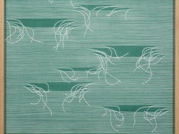 Copyright: Andreas Oehlert, Transit (3), Detail, 2021, Aquarell auf Papier, Eichenholz, Blattmaß: 102 x 72 cm, Gerahmtes abstraktes Kunstwerk mit feinen weißen horizontalen Linien und geschwungenen, wirbelartigen Mustern auf grünem Hintergrund.