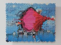 Collage aus mehreren zusammengefügten Puzzles zeigt im Zentrum ein pink-rotes Gesicht mit dunklen Haaren, eingebettet in eine Hafenszene mit Segelbooten und blauem Himmel.