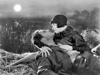 Copyright: San Francisco Film Preserve
Schwarz-Weiß-Filmszene, in der ein Mann im Gras liegt und eine Frau mit Hut ihm nahe an das Gesicht gebeugt ist, im Hintergrund Schilf und Mond.