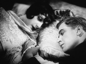Copyright: Friedrich-Wilhelm-Murnau-Stiftung
Schwarz-Weiß-Filmszene mit einer Frau und einem Mann, die nebeneinander liegend ein intensives Gespräch führen.