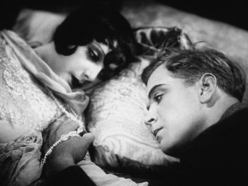 Copyright: Friedrich-Wilhelm-Murnau-Stiftung Schwarz-Weiß-Filmszene mit einer Frau und einem Mann, die nebeneinander liegend ein intensives Gespräch führen.