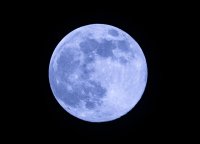 Vollmond mit deutlich sichtbaren Kratern vor nachtschwarzem Himmel.