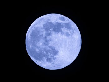 Copyright: Pixabay/theotherkev Vollmond mit deutlich sichtbaren Kratern vor nachtschwarzem Himmel.