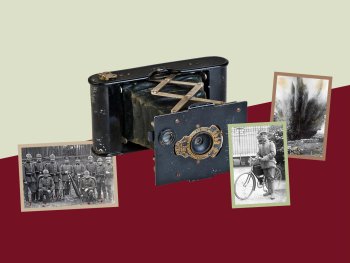Collage aus einer historischen Balgenkamera und historischen Schwarzweißfotos von Soldaten, einem Radfahrer in Uniform und einer Explosion.