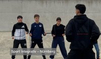Drei Jugendliche in Sportkleidung trainieren mit geballten Fäusten, während eine Trainerperson vor ihnen steht, Bildtitel „Sport integrativ – Nürnberg“.