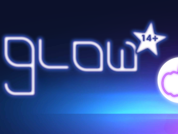 Leuchtschrift „Glow“ mit einem Stern-Symbol „14+“ und einem Kürbis-Icon in Neonoptik vor blau-violettem Hintergrund.