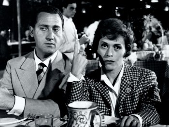 Copyright: Filmverleih
Zwei Personen sitzen an einem Restauranttisch, eine hebt mit ernster Miene den Zeigefinger, im Hintergrund ein Kellner.