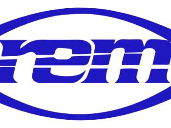 Copyright: Rapid Eye Movies Logo des Filmverleihs Rapid Eye Movies (R.E.M) in blauer Schrift innerhalb einer augenförmigen Umrandung.
