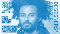 Blau-weiße Rasterzeichnung eines Mannes mit Bart und lockigem Haar neben Textblöcken mit den Worten 'DESIGN VEREIN', 'ohm Technische Hochschule Nürnberg', 'YERO ADUGNA ETICHA' und 'MENSCHEN DURCH FOTOGRAFIE SICHTBAR MACHEN'