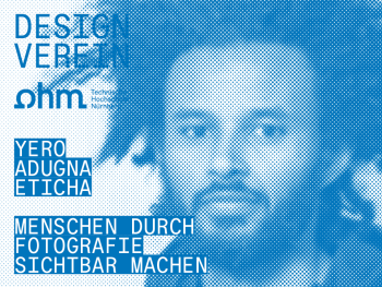 Blau-weiße Rasterzeichnung eines Mannes mit Bart und lockigem Haar neben Textblöcken mit den Worten 'DESIGN VEREIN', 'ohm Technische Hochschule Nürnberg', 'YERO ADUGNA ETICHA' und 'MENSCHEN DURCH FOTOGRAFIE SICHTBAR MACHEN'