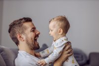 Vater mit Baby