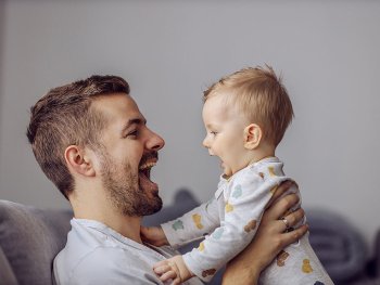 Vater mit Baby