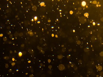 Foto: nuernberg.de
Goldene, glitzernde Lichtpartikel auf dunklem Hintergrund mit der groß gestalteten Zahl „26“, die an eine Jahreszahl zum Jahreswechsel erinnert.