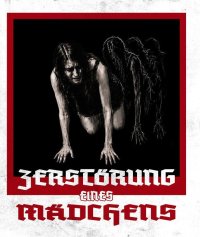 Plakat mit dem Titel „Zerstörung eines Mädchens“: Eine Person mit nassen, langen Haaren und schmerzverzerrtem Gesicht kriecht auf allen vieren, daneben schemenhafte, gezeichnete Gestalten vor schwarzem Hintergrund mit rotem Rahmen.