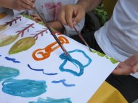 Kinderhände beim Malen